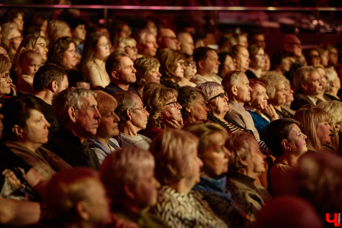 Вот и     отгремело десятилетие областного конкурса исполнителей эстрадной песни имени Леонида Дербенева «Поющая Губерния». Яркие номера, живое звучание артистов, очаровательный бэк-вокал и     настоящие профи в     мире музыки за     столом жюри     — всё это подарило море положительных эмоций гостям Областного дворца культуры и     искусства, на     сцене которого проходит фестиваль.
