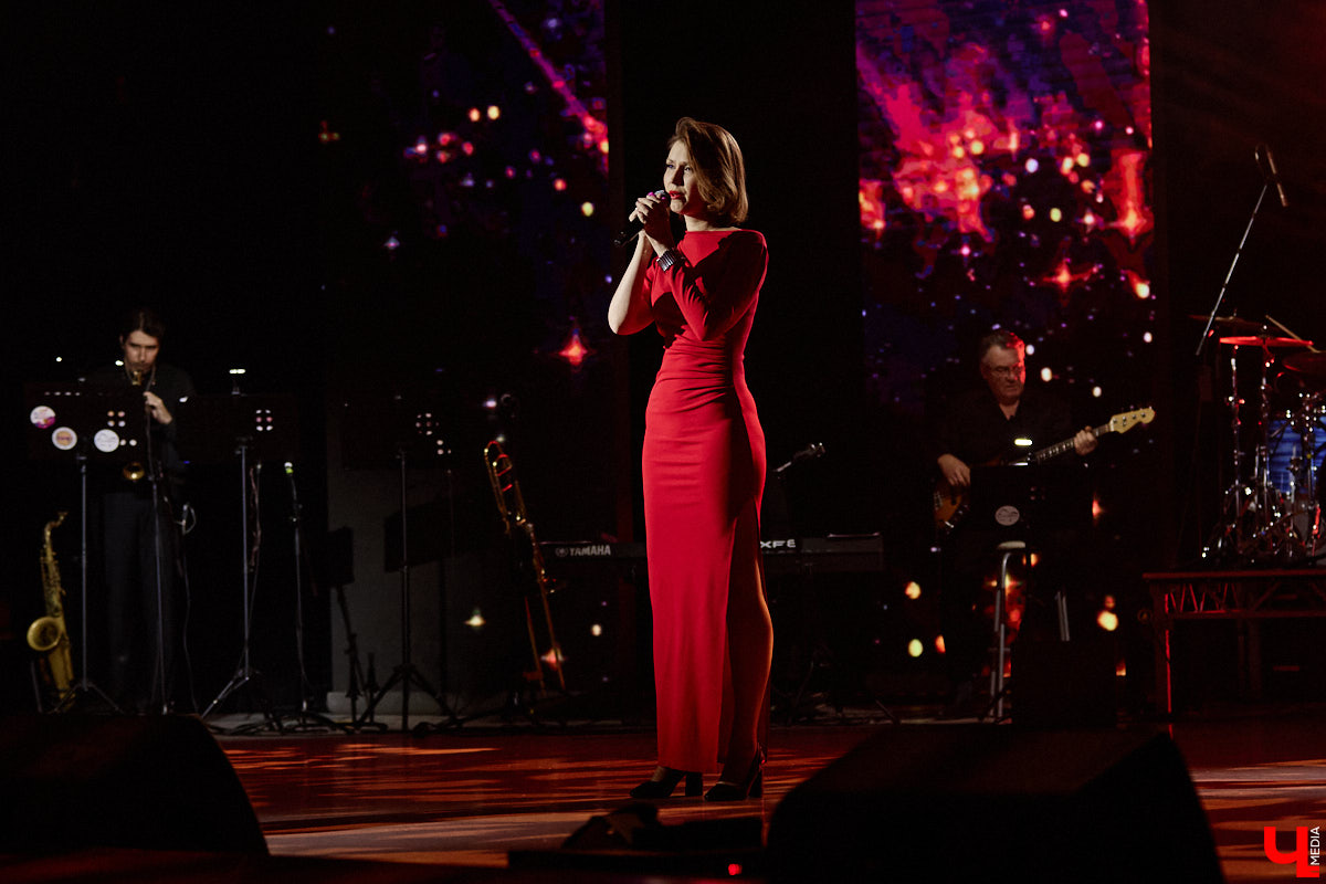 Вот и     отгремело десятилетие областного конкурса исполнителей эстрадной песни имени Леонида Дербенева «Поющая Губерния». Яркие номера, живое звучание артистов, очаровательный бэк-вокал и     настоящие профи в     мире музыки за     столом жюри     — всё это подарило море положительных эмоций гостям Областного дворца культуры и     искусства, на     сцене которого проходит фестиваль.