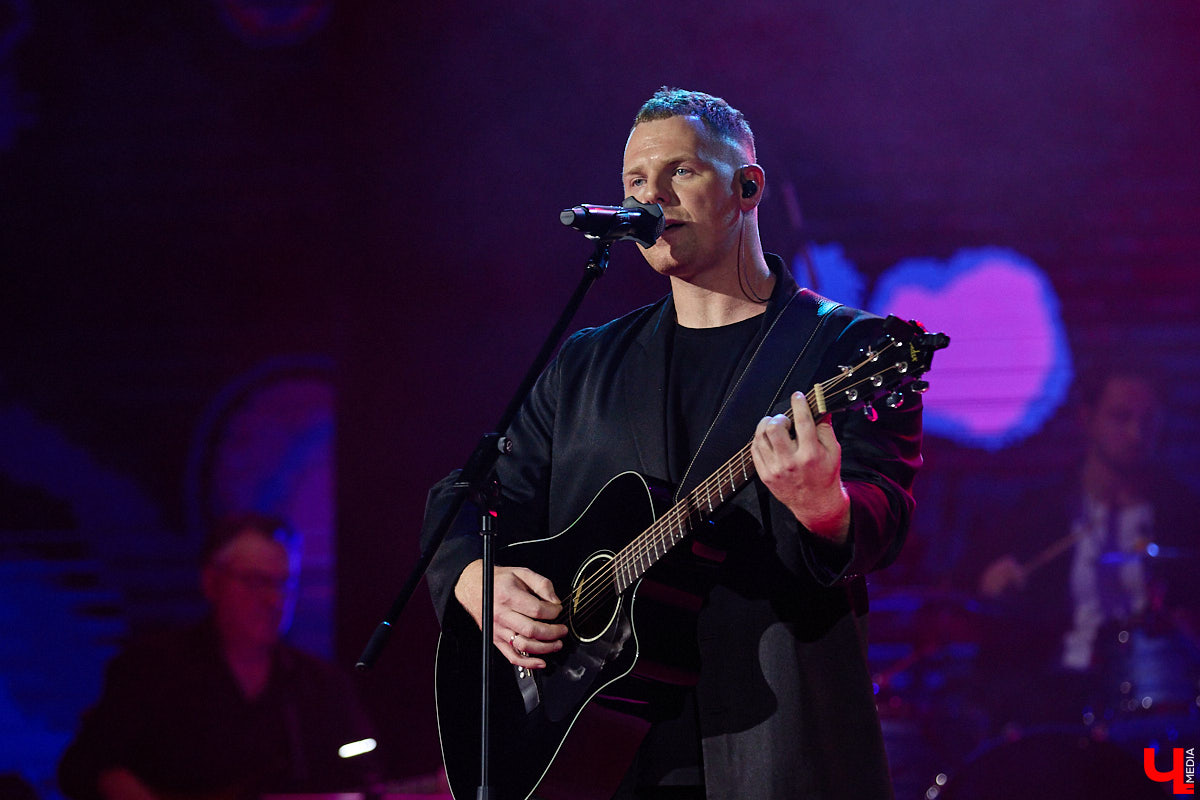 Вот и     отгремело десятилетие областного конкурса исполнителей эстрадной песни имени Леонида Дербенева «Поющая Губерния». Яркие номера, живое звучание артистов, очаровательный бэк-вокал и     настоящие профи в     мире музыки за     столом жюри     — всё это подарило море положительных эмоций гостям Областного дворца культуры и     искусства, на     сцене которого проходит фестиваль.