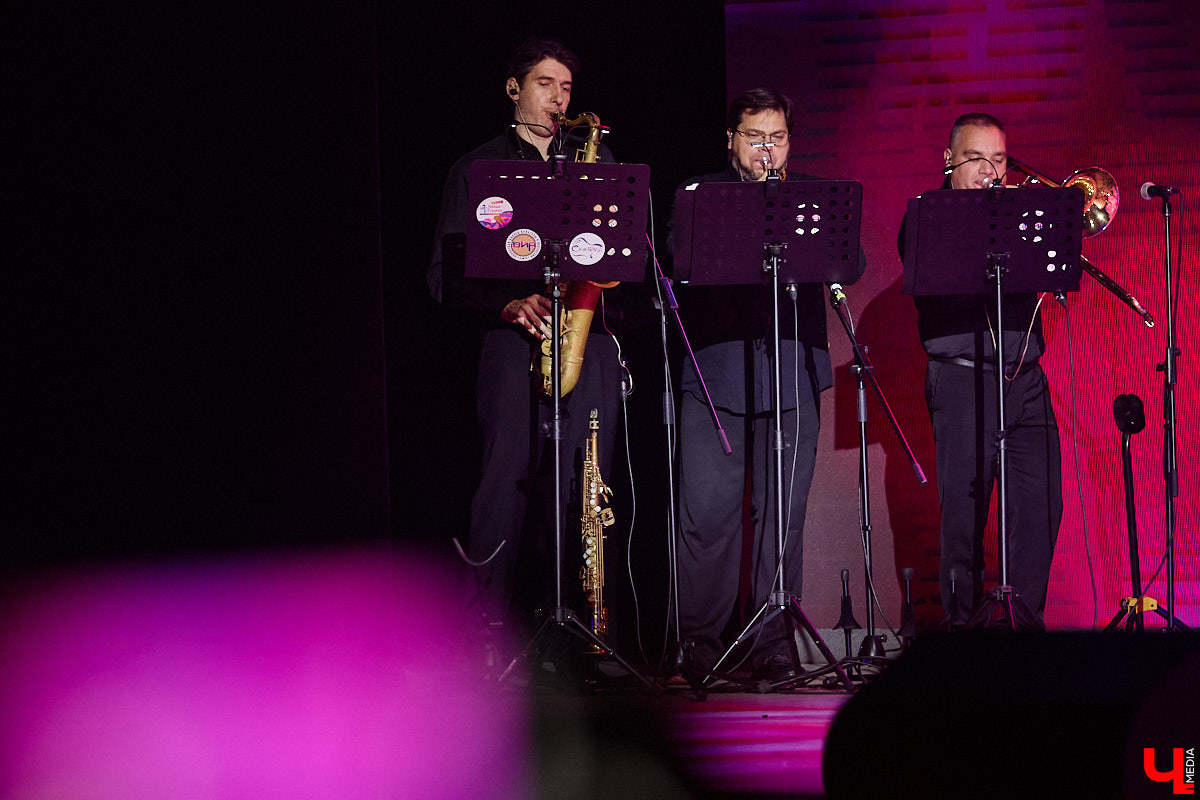 Вот и     отгремело десятилетие областного конкурса исполнителей эстрадной песни имени Леонида Дербенева «Поющая Губерния». Яркие номера, живое звучание артистов, очаровательный бэк-вокал и     настоящие профи в     мире музыки за     столом жюри     — всё это подарило море положительных эмоций гостям Областного дворца культуры и     искусства, на     сцене которого проходит фестиваль.