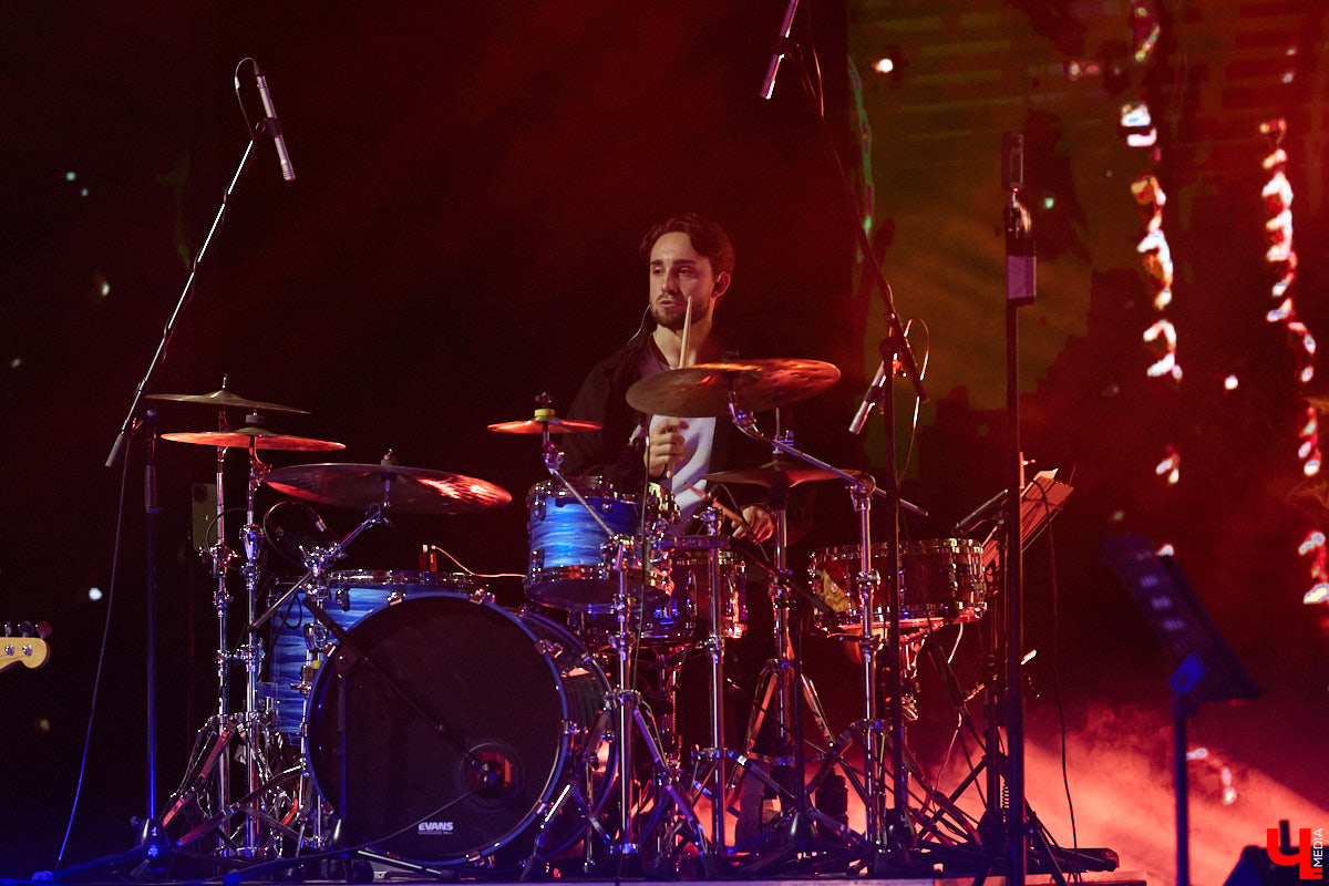 Вот и     отгремело десятилетие областного конкурса исполнителей эстрадной песни имени Леонида Дербенева «Поющая Губерния». Яркие номера, живое звучание артистов, очаровательный бэк-вокал и     настоящие профи в     мире музыки за     столом жюри     — всё это подарило море положительных эмоций гостям Областного дворца культуры и     искусства, на     сцене которого проходит фестиваль.