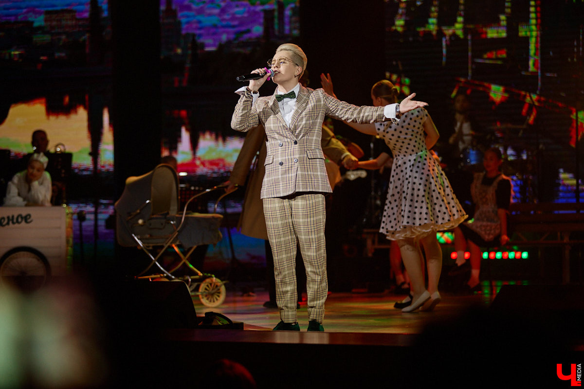 Вот и     отгремело десятилетие областного конкурса исполнителей эстрадной песни имени Леонида Дербенева «Поющая Губерния». Яркие номера, живое звучание артистов, очаровательный бэк-вокал и     настоящие профи в     мире музыки за     столом жюри     — всё это подарило море положительных эмоций гостям Областного дворца культуры и     искусства, на     сцене которого проходит фестиваль.