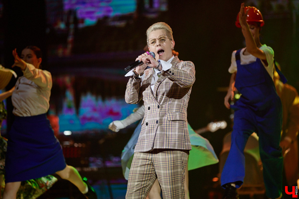 Вот и     отгремело десятилетие областного конкурса исполнителей эстрадной песни имени Леонида Дербенева «Поющая Губерния». Яркие номера, живое звучание артистов, очаровательный бэк-вокал и     настоящие профи в     мире музыки за     столом жюри     — всё это подарило море положительных эмоций гостям Областного дворца культуры и     искусства, на     сцене которого проходит фестиваль.