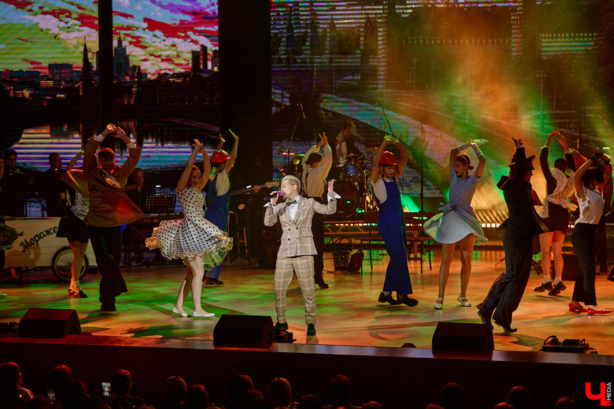 Вот и     отгремело десятилетие областного конкурса исполнителей эстрадной песни имени Леонида Дербенева «Поющая Губерния». Яркие номера, живое звучание артистов, очаровательный бэк-вокал и     настоящие профи в     мире музыки за     столом жюри     — всё это подарило море положительных эмоций гостям Областного дворца культуры и     искусства, на     сцене которого проходит фестиваль.