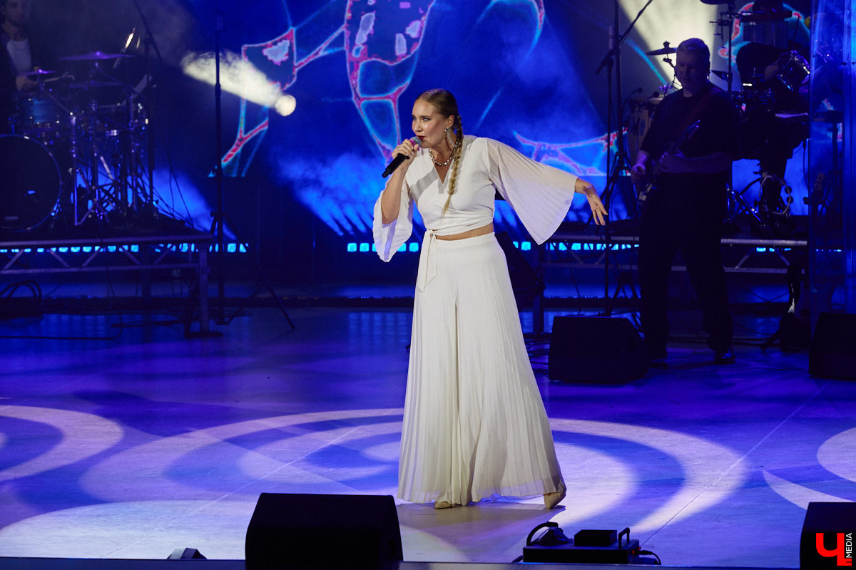 Вот и     отгремело десятилетие областного конкурса исполнителей эстрадной песни имени Леонида Дербенева «Поющая Губерния». Яркие номера, живое звучание артистов, очаровательный бэк-вокал и     настоящие профи в     мире музыки за     столом жюри     — всё это подарило море положительных эмоций гостям Областного дворца культуры и     искусства, на     сцене которого проходит фестиваль.