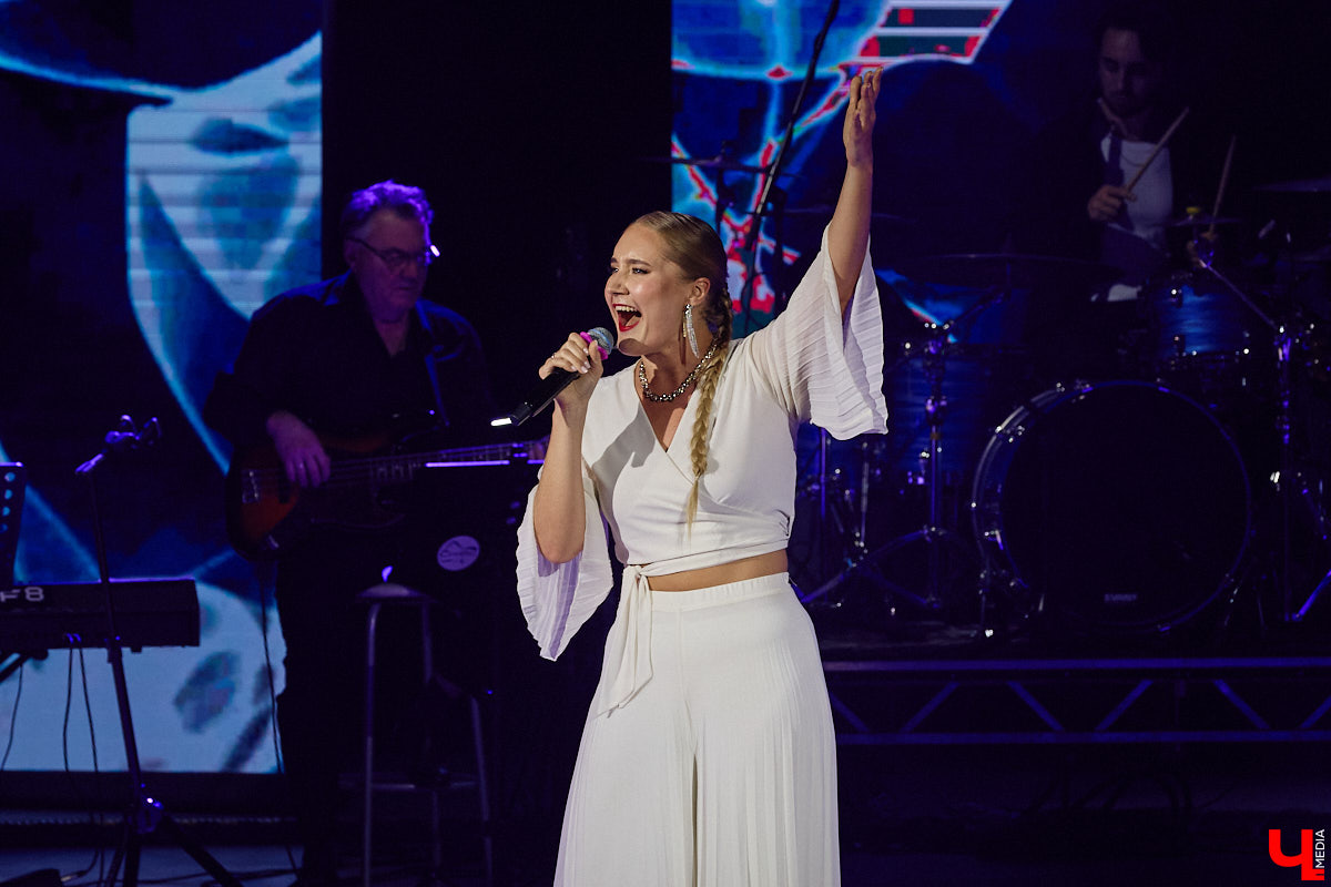 Вот и     отгремело десятилетие областного конкурса исполнителей эстрадной песни имени Леонида Дербенева «Поющая Губерния». Яркие номера, живое звучание артистов, очаровательный бэк-вокал и     настоящие профи в     мире музыки за     столом жюри     — всё это подарило море положительных эмоций гостям Областного дворца культуры и     искусства, на     сцене которого проходит фестиваль.