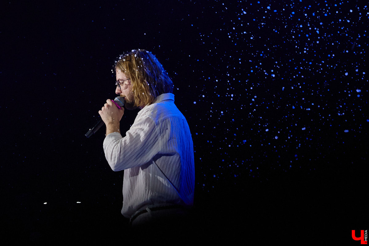 Вот и     отгремело десятилетие областного конкурса исполнителей эстрадной песни имени Леонида Дербенева «Поющая Губерния». Яркие номера, живое звучание артистов, очаровательный бэк-вокал и     настоящие профи в     мире музыки за     столом жюри     — всё это подарило море положительных эмоций гостям Областного дворца культуры и     искусства, на     сцене которого проходит фестиваль.