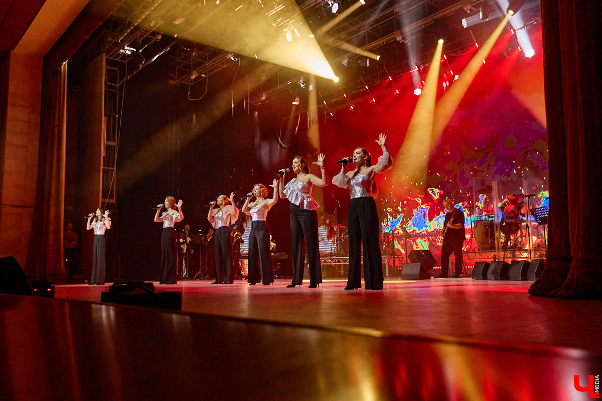 Вот и     отгремело десятилетие областного конкурса исполнителей эстрадной песни имени Леонида Дербенева «Поющая Губерния». Яркие номера, живое звучание артистов, очаровательный бэк-вокал и     настоящие профи в     мире музыки за     столом жюри     — всё это подарило море положительных эмоций гостям Областного дворца культуры и     искусства, на     сцене которого проходит фестиваль.