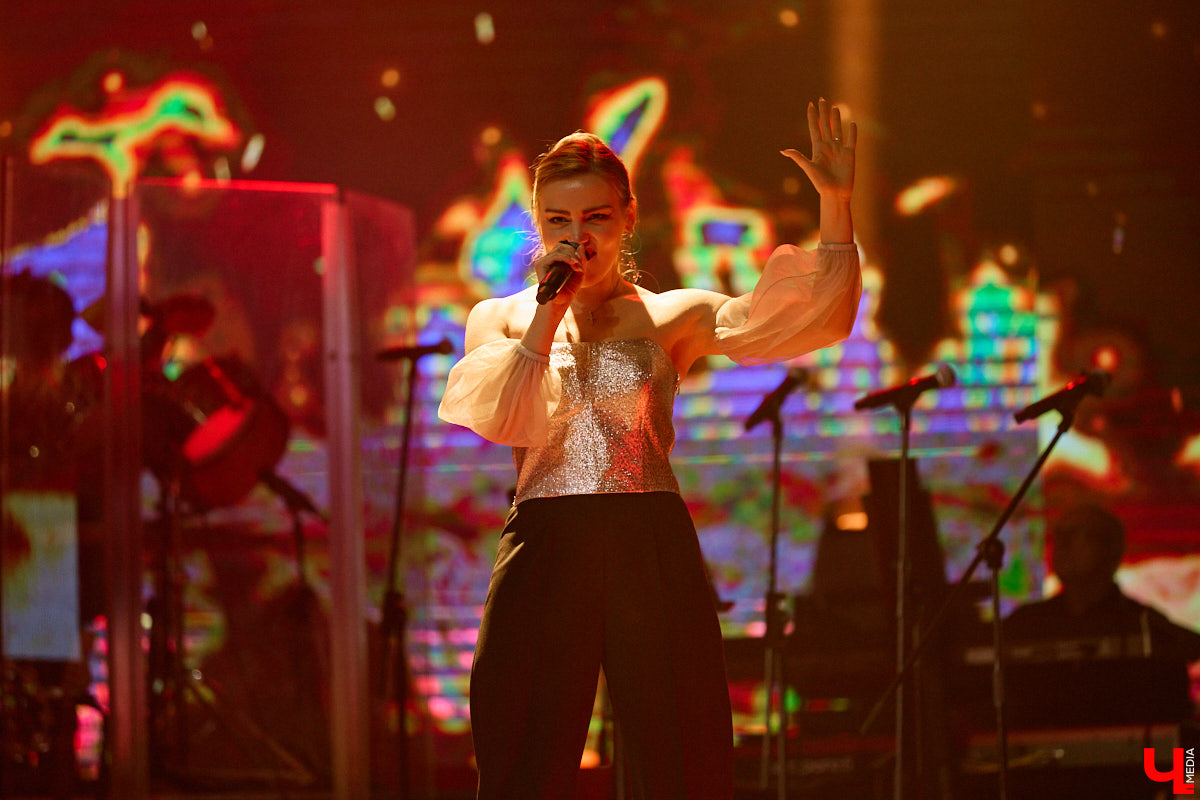 Вот и     отгремело десятилетие областного конкурса исполнителей эстрадной песни имени Леонида Дербенева «Поющая Губерния». Яркие номера, живое звучание артистов, очаровательный бэк-вокал и     настоящие профи в     мире музыки за     столом жюри     — всё это подарило море положительных эмоций гостям Областного дворца культуры и     искусства, на     сцене которого проходит фестиваль.