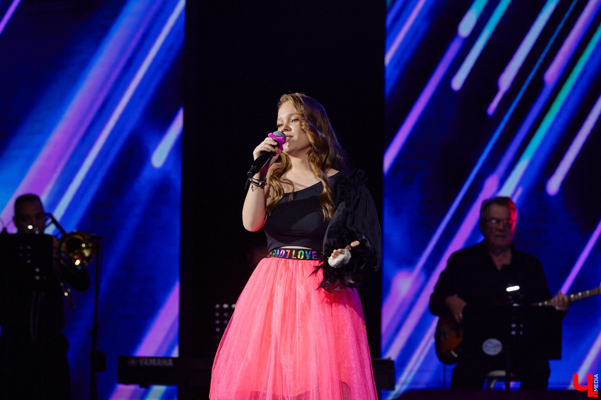 Вот и     отгремело десятилетие областного конкурса исполнителей эстрадной песни имени Леонида Дербенева «Поющая Губерния». Яркие номера, живое звучание артистов, очаровательный бэк-вокал и     настоящие профи в     мире музыки за     столом жюри     — всё это подарило море положительных эмоций гостям Областного дворца культуры и     искусства, на     сцене которого проходит фестиваль.