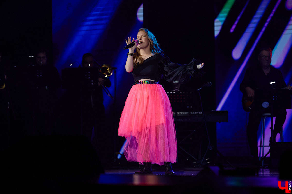 Вот и     отгремело десятилетие областного конкурса исполнителей эстрадной песни имени Леонида Дербенева «Поющая Губерния». Яркие номера, живое звучание артистов, очаровательный бэк-вокал и     настоящие профи в     мире музыки за     столом жюри     — всё это подарило море положительных эмоций гостям Областного дворца культуры и     искусства, на     сцене которого проходит фестиваль.