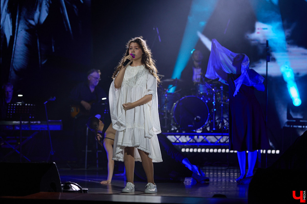 Вот и     отгремело десятилетие областного конкурса исполнителей эстрадной песни имени Леонида Дербенева «Поющая Губерния». Яркие номера, живое звучание артистов, очаровательный бэк-вокал и     настоящие профи в     мире музыки за     столом жюри     — всё это подарило море положительных эмоций гостям Областного дворца культуры и     искусства, на     сцене которого проходит фестиваль.