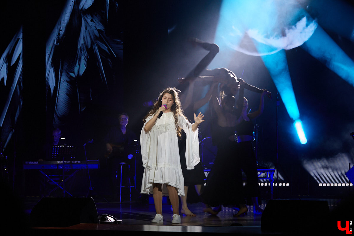 Вот и     отгремело десятилетие областного конкурса исполнителей эстрадной песни имени Леонида Дербенева «Поющая Губерния». Яркие номера, живое звучание артистов, очаровательный бэк-вокал и     настоящие профи в     мире музыки за     столом жюри     — всё это подарило море положительных эмоций гостям Областного дворца культуры и     искусства, на     сцене которого проходит фестиваль.