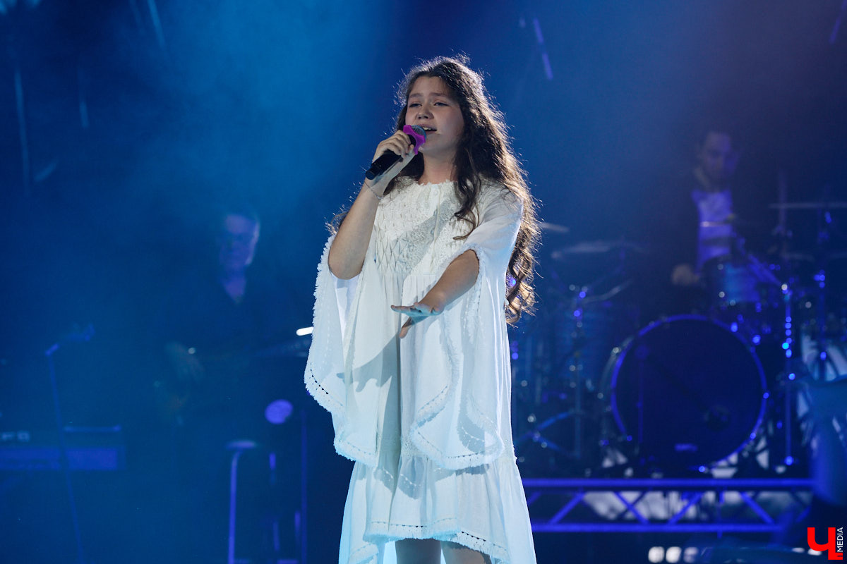 Вот и     отгремело десятилетие областного конкурса исполнителей эстрадной песни имени Леонида Дербенева «Поющая Губерния». Яркие номера, живое звучание артистов, очаровательный бэк-вокал и     настоящие профи в     мире музыки за     столом жюри     — всё это подарило море положительных эмоций гостям Областного дворца культуры и     искусства, на     сцене которого проходит фестиваль.