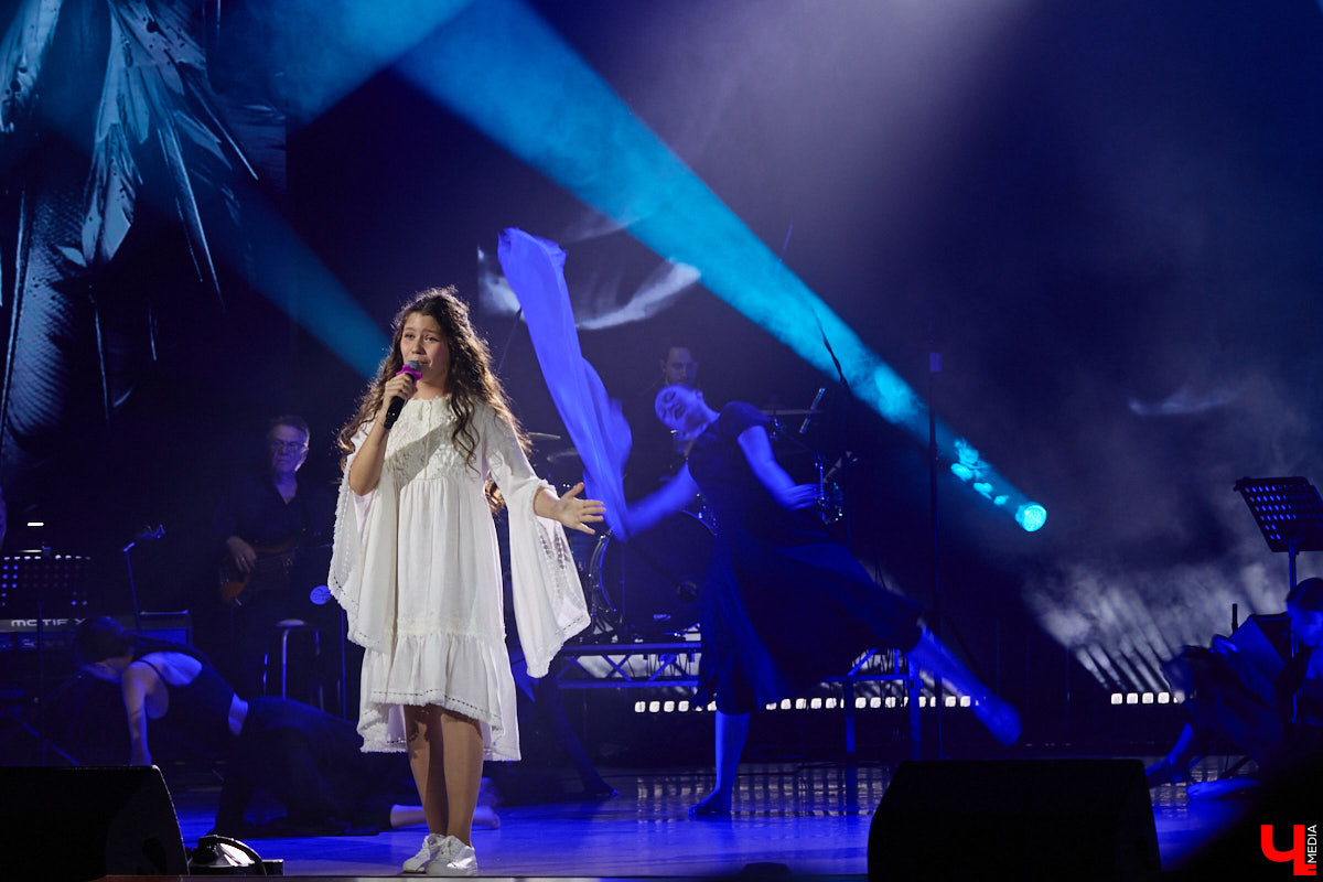 Вот и     отгремело десятилетие областного конкурса исполнителей эстрадной песни имени Леонида Дербенева «Поющая Губерния». Яркие номера, живое звучание артистов, очаровательный бэк-вокал и     настоящие профи в     мире музыки за     столом жюри     — всё это подарило море положительных эмоций гостям Областного дворца культуры и     искусства, на     сцене которого проходит фестиваль.