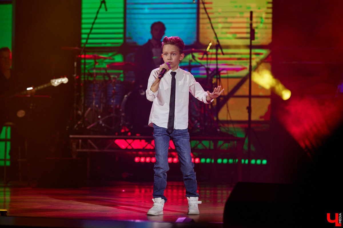 Вот и     отгремело десятилетие областного конкурса исполнителей эстрадной песни имени Леонида Дербенева «Поющая Губерния». Яркие номера, живое звучание артистов, очаровательный бэк-вокал и     настоящие профи в     мире музыки за     столом жюри     — всё это подарило море положительных эмоций гостям Областного дворца культуры и     искусства, на     сцене которого проходит фестиваль.