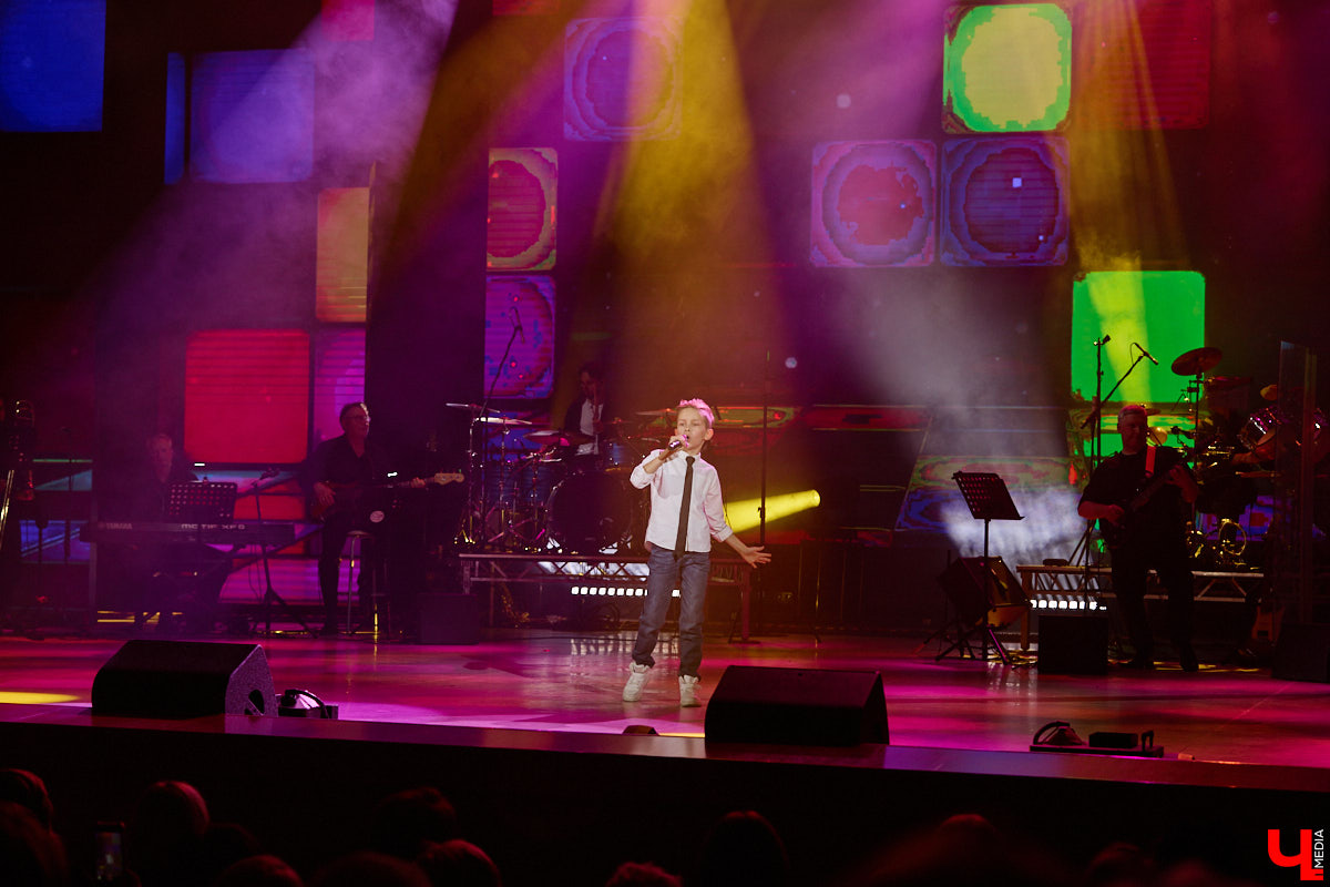 Вот и     отгремело десятилетие областного конкурса исполнителей эстрадной песни имени Леонида Дербенева «Поющая Губерния». Яркие номера, живое звучание артистов, очаровательный бэк-вокал и     настоящие профи в     мире музыки за     столом жюри     — всё это подарило море положительных эмоций гостям Областного дворца культуры и     искусства, на     сцене которого проходит фестиваль.