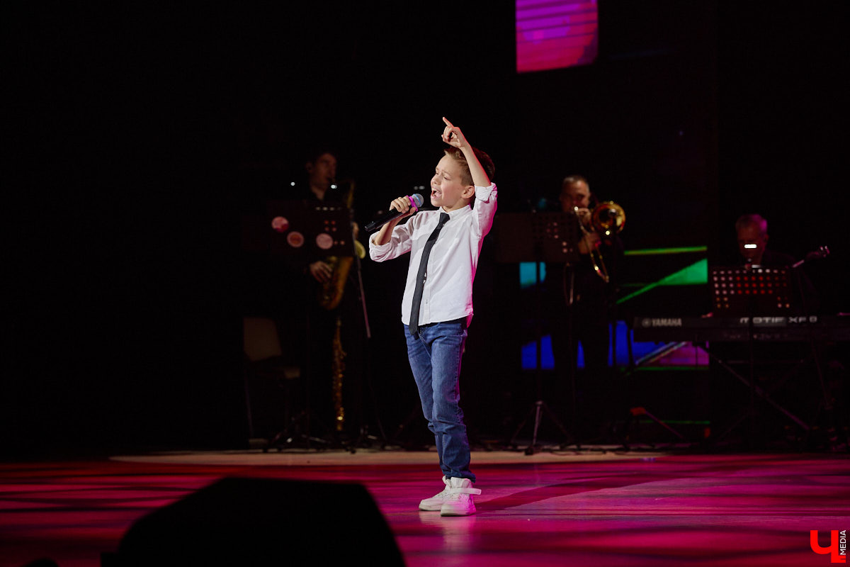 Вот и     отгремело десятилетие областного конкурса исполнителей эстрадной песни имени Леонида Дербенева «Поющая Губерния». Яркие номера, живое звучание артистов, очаровательный бэк-вокал и     настоящие профи в     мире музыки за     столом жюри     — всё это подарило море положительных эмоций гостям Областного дворца культуры и     искусства, на     сцене которого проходит фестиваль.