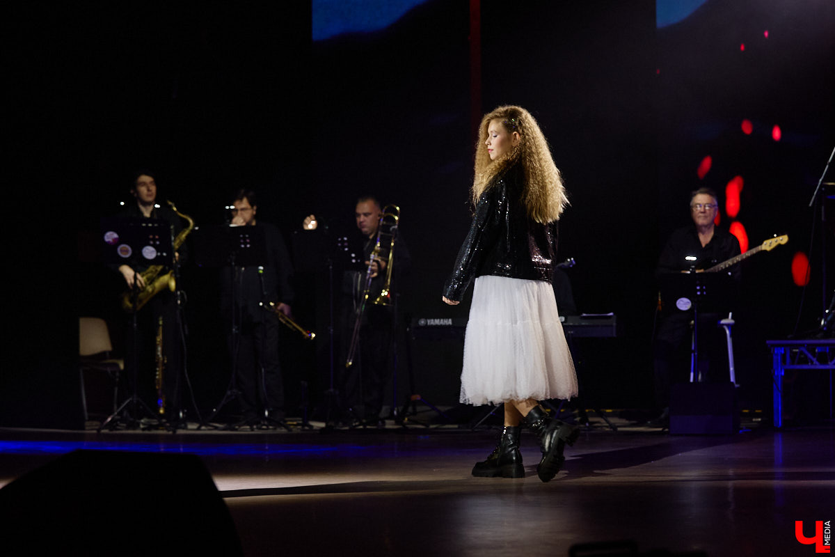 Вот и     отгремело десятилетие областного конкурса исполнителей эстрадной песни имени Леонида Дербенева «Поющая Губерния». Яркие номера, живое звучание артистов, очаровательный бэк-вокал и     настоящие профи в     мире музыки за     столом жюри     — всё это подарило море положительных эмоций гостям Областного дворца культуры и     искусства, на     сцене которого проходит фестиваль.