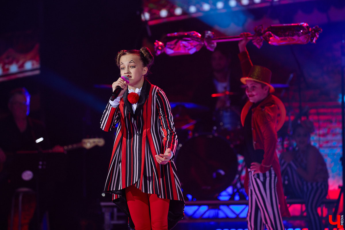 Вот и     отгремело десятилетие областного конкурса исполнителей эстрадной песни имени Леонида Дербенева «Поющая Губерния». Яркие номера, живое звучание артистов, очаровательный бэк-вокал и     настоящие профи в     мире музыки за     столом жюри     — всё это подарило море положительных эмоций гостям Областного дворца культуры и     искусства, на     сцене которого проходит фестиваль.