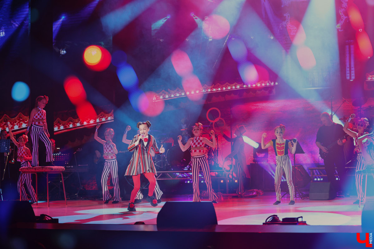 Вот и     отгремело десятилетие областного конкурса исполнителей эстрадной песни имени Леонида Дербенева «Поющая Губерния». Яркие номера, живое звучание артистов, очаровательный бэк-вокал и     настоящие профи в     мире музыки за     столом жюри     — всё это подарило море положительных эмоций гостям Областного дворца культуры и     искусства, на     сцене которого проходит фестиваль.