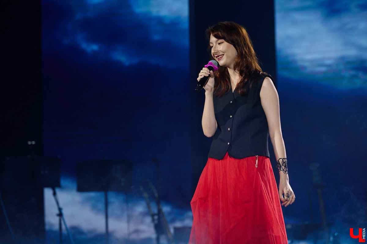 Вот и     отгремело десятилетие областного конкурса исполнителей эстрадной песни имени Леонида Дербенева «Поющая Губерния». Яркие номера, живое звучание артистов, очаровательный бэк-вокал и     настоящие профи в     мире музыки за     столом жюри     — всё это подарило море положительных эмоций гостям Областного дворца культуры и     искусства, на     сцене которого проходит фестиваль.