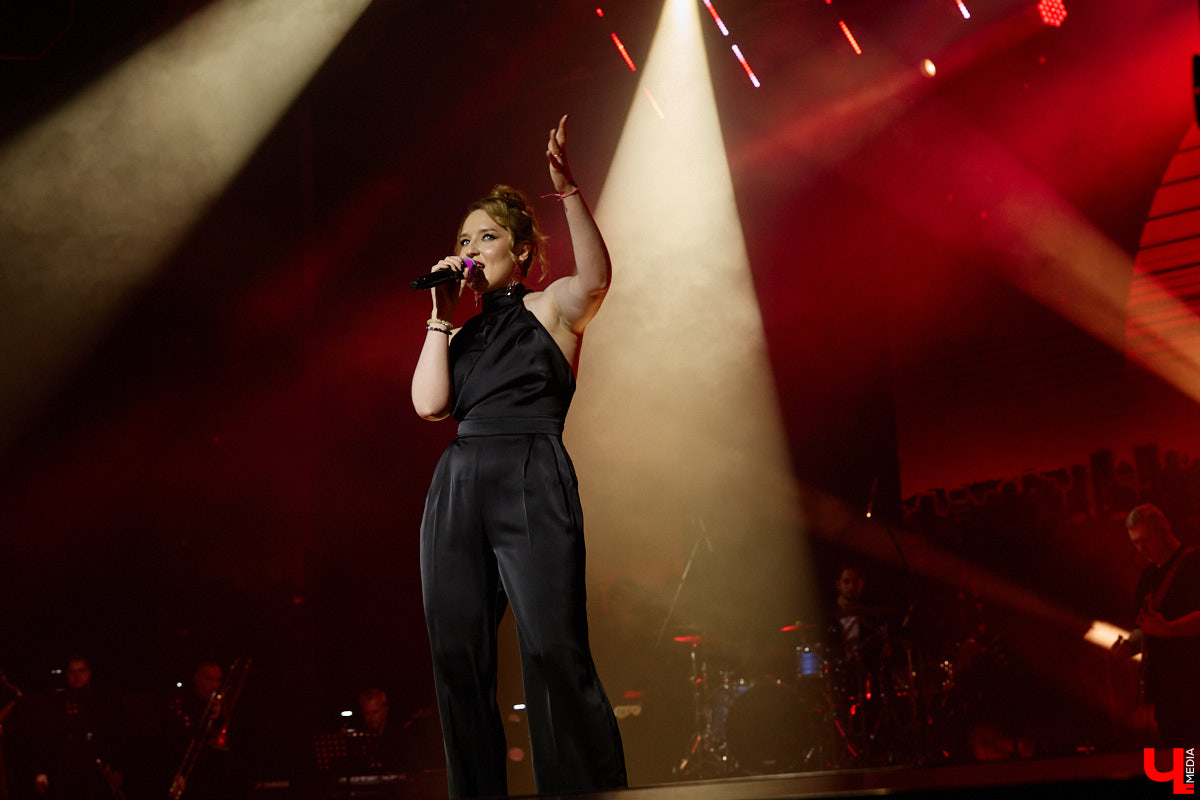 Вот и     отгремело десятилетие областного конкурса исполнителей эстрадной песни имени Леонида Дербенева «Поющая Губерния». Яркие номера, живое звучание артистов, очаровательный бэк-вокал и     настоящие профи в     мире музыки за     столом жюри     — всё это подарило море положительных эмоций гостям Областного дворца культуры и     искусства, на     сцене которого проходит фестиваль.