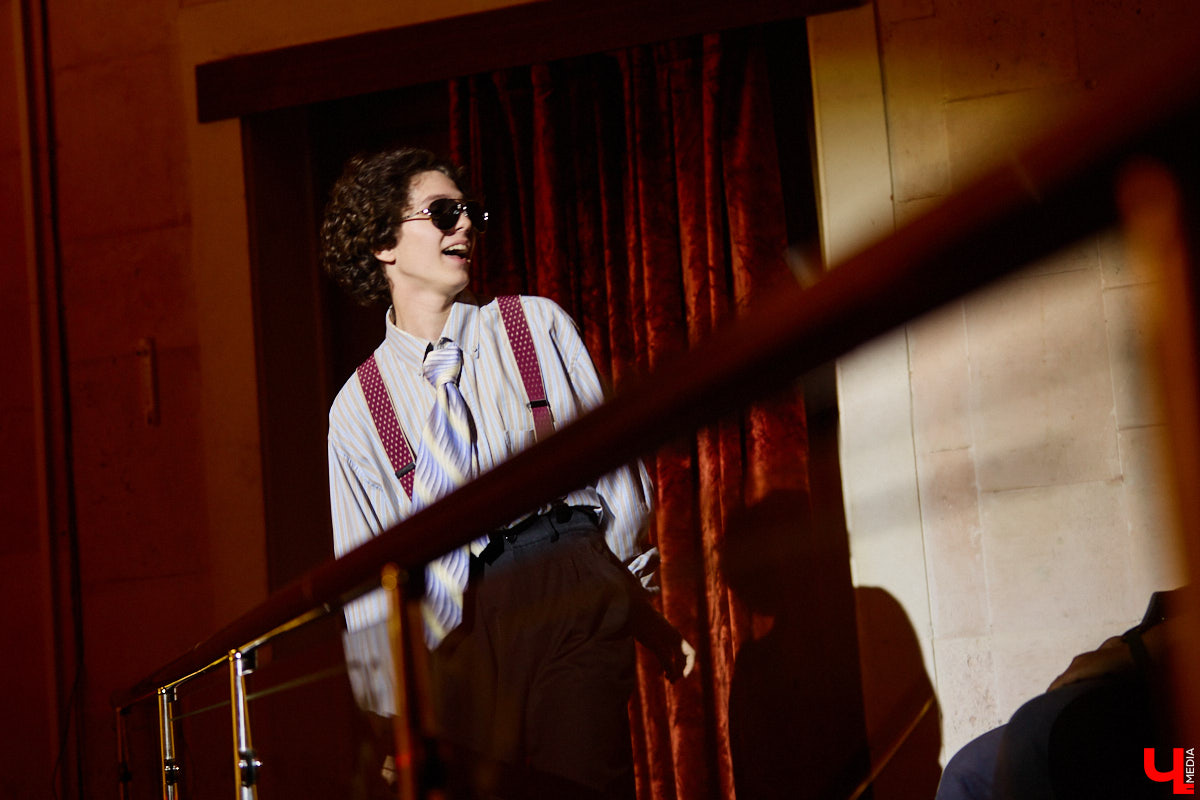 Вот и     отгремело десятилетие областного конкурса исполнителей эстрадной песни имени Леонида Дербенева «Поющая Губерния». Яркие номера, живое звучание артистов, очаровательный бэк-вокал и     настоящие профи в     мире музыки за     столом жюри     — всё это подарило море положительных эмоций гостям Областного дворца культуры и     искусства, на     сцене которого проходит фестиваль.