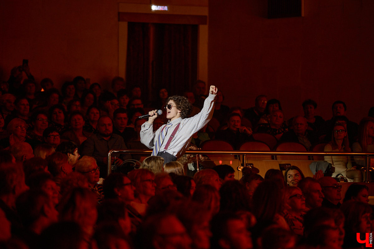 Вот и     отгремело десятилетие областного конкурса исполнителей эстрадной песни имени Леонида Дербенева «Поющая Губерния». Яркие номера, живое звучание артистов, очаровательный бэк-вокал и     настоящие профи в     мире музыки за     столом жюри     — всё это подарило море положительных эмоций гостям Областного дворца культуры и     искусства, на     сцене которого проходит фестиваль.