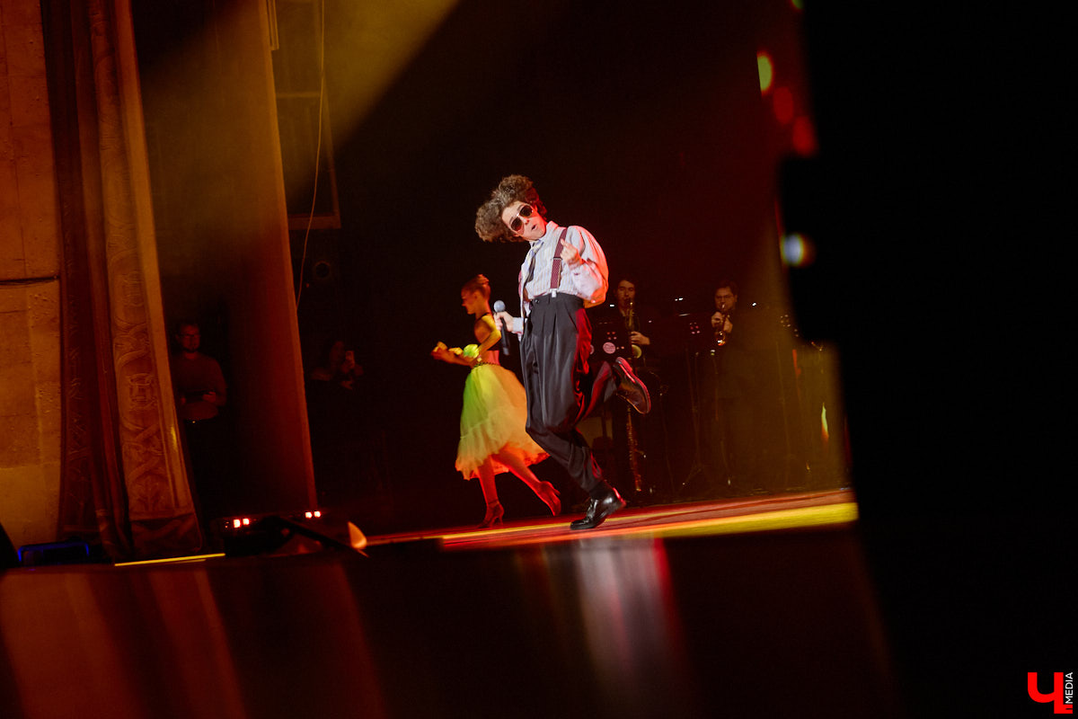 Вот и     отгремело десятилетие областного конкурса исполнителей эстрадной песни имени Леонида Дербенева «Поющая Губерния». Яркие номера, живое звучание артистов, очаровательный бэк-вокал и     настоящие профи в     мире музыки за     столом жюри     — всё это подарило море положительных эмоций гостям Областного дворца культуры и     искусства, на     сцене которого проходит фестиваль.