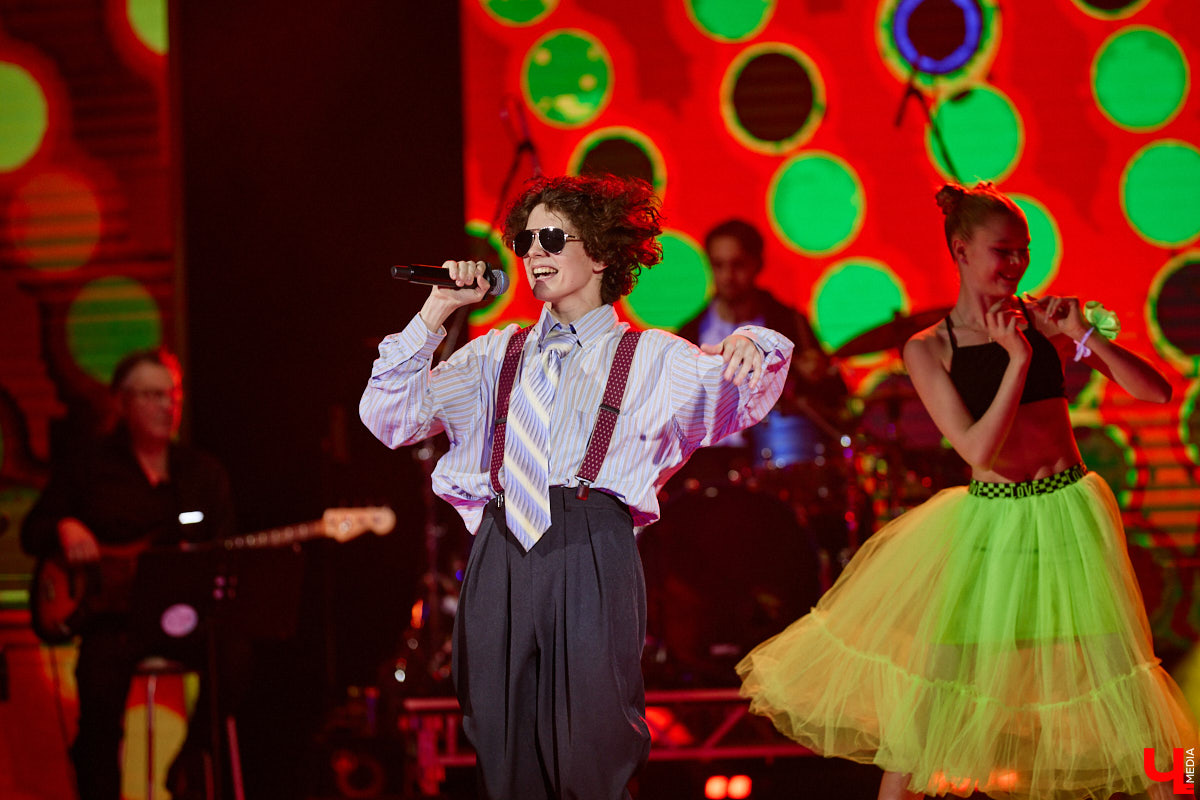 Вот и     отгремело десятилетие областного конкурса исполнителей эстрадной песни имени Леонида Дербенева «Поющая Губерния». Яркие номера, живое звучание артистов, очаровательный бэк-вокал и     настоящие профи в     мире музыки за     столом жюри     — всё это подарило море положительных эмоций гостям Областного дворца культуры и     искусства, на     сцене которого проходит фестиваль.