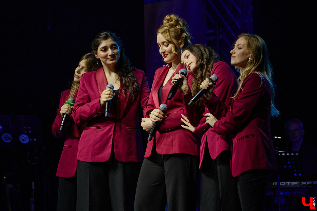 Вот и     отгремело десятилетие областного конкурса исполнителей эстрадной песни имени Леонида Дербенева «Поющая Губерния». Яркие номера, живое звучание артистов, очаровательный бэк-вокал и     настоящие профи в     мире музыки за     столом жюри     — всё это подарило море положительных эмоций гостям Областного дворца культуры и     искусства, на     сцене которого проходит фестиваль.