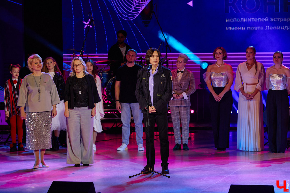 Вот и     отгремело десятилетие областного конкурса исполнителей эстрадной песни имени Леонида Дербенева «Поющая Губерния». Яркие номера, живое звучание артистов, очаровательный бэк-вокал и     настоящие профи в     мире музыки за     столом жюри     — всё это подарило море положительных эмоций гостям Областного дворца культуры и     искусства, на     сцене которого проходит фестиваль.