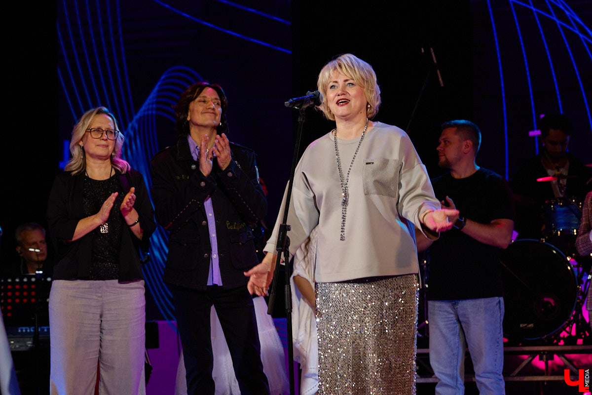 Вот и     отгремело десятилетие областного конкурса исполнителей эстрадной песни имени Леонида Дербенева «Поющая Губерния». Яркие номера, живое звучание артистов, очаровательный бэк-вокал и     настоящие профи в     мире музыки за     столом жюри     — всё это подарило море положительных эмоций гостям Областного дворца культуры и     искусства, на     сцене которого проходит фестиваль.