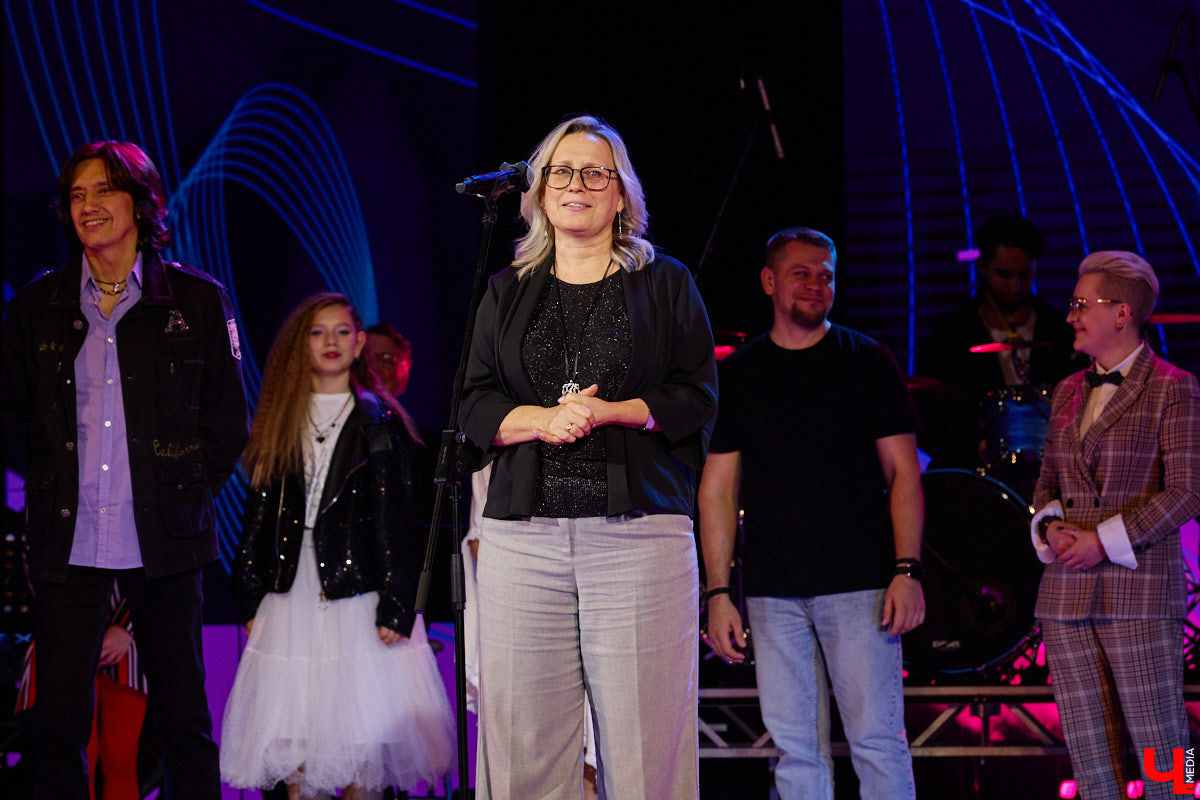 Вот и     отгремело десятилетие областного конкурса исполнителей эстрадной песни имени Леонида Дербенева «Поющая Губерния». Яркие номера, живое звучание артистов, очаровательный бэк-вокал и     настоящие профи в     мире музыки за     столом жюри     — всё это подарило море положительных эмоций гостям Областного дворца культуры и     искусства, на     сцене которого проходит фестиваль.