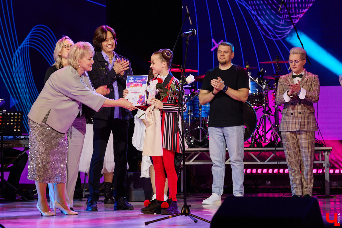 Вот и     отгремело десятилетие областного конкурса исполнителей эстрадной песни имени Леонида Дербенева «Поющая Губерния». Яркие номера, живое звучание артистов, очаровательный бэк-вокал и     настоящие профи в     мире музыки за     столом жюри     — всё это подарило море положительных эмоций гостям Областного дворца культуры и     искусства, на     сцене которого проходит фестиваль.