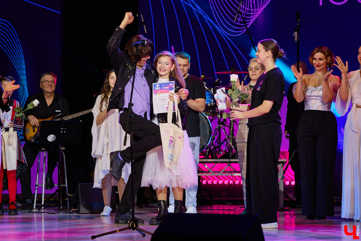 Вот и     отгремело десятилетие областного конкурса исполнителей эстрадной песни имени Леонида Дербенева «Поющая Губерния». Яркие номера, живое звучание артистов, очаровательный бэк-вокал и     настоящие профи в     мире музыки за     столом жюри     — всё это подарило море положительных эмоций гостям Областного дворца культуры и     искусства, на     сцене которого проходит фестиваль.