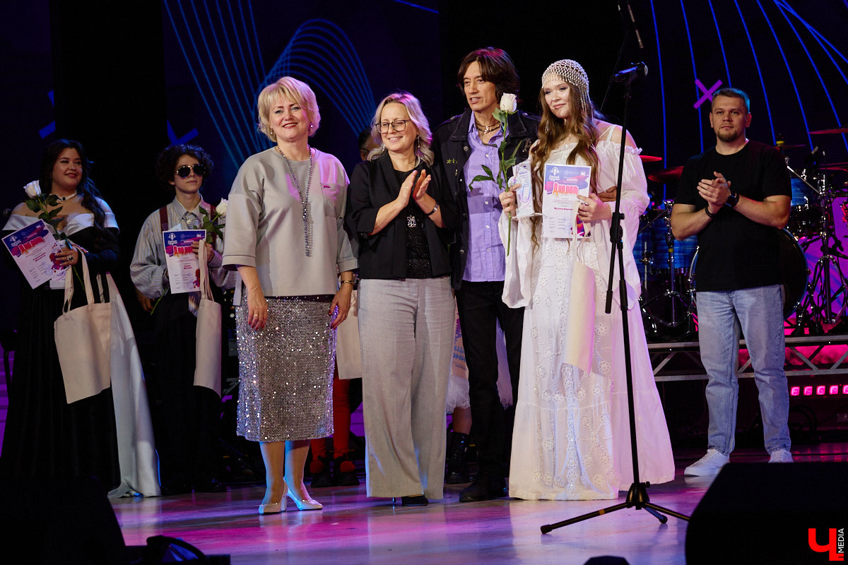 Вот и     отгремело десятилетие областного конкурса исполнителей эстрадной песни имени Леонида Дербенева «Поющая Губерния». Яркие номера, живое звучание артистов, очаровательный бэк-вокал и     настоящие профи в     мире музыки за     столом жюри     — всё это подарило море положительных эмоций гостям Областного дворца культуры и     искусства, на     сцене которого проходит фестиваль.