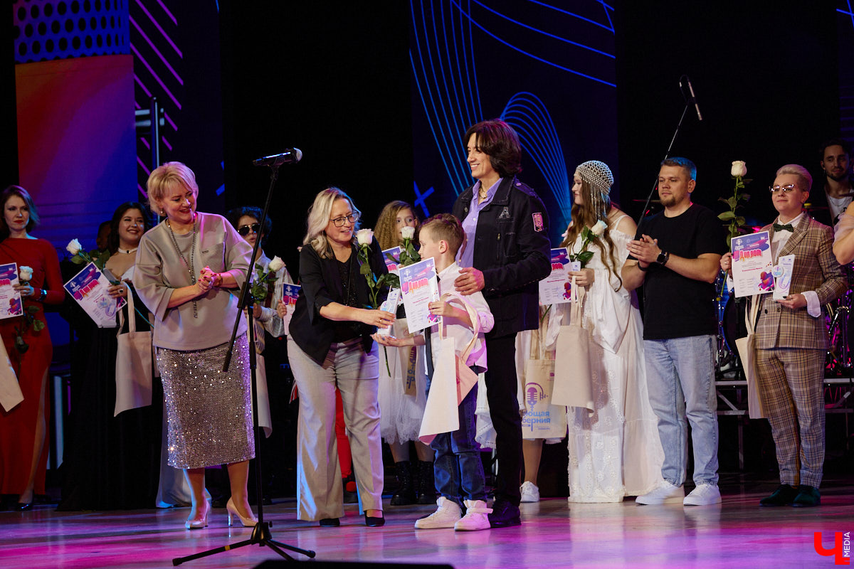 Вот и     отгремело десятилетие областного конкурса исполнителей эстрадной песни имени Леонида Дербенева «Поющая Губерния». Яркие номера, живое звучание артистов, очаровательный бэк-вокал и     настоящие профи в     мире музыки за     столом жюри     — всё это подарило море положительных эмоций гостям Областного дворца культуры и     искусства, на     сцене которого проходит фестиваль.