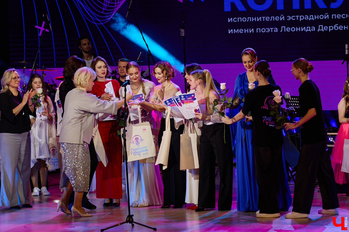 Вот и     отгремело десятилетие областного конкурса исполнителей эстрадной песни имени Леонида Дербенева «Поющая Губерния». Яркие номера, живое звучание артистов, очаровательный бэк-вокал и     настоящие профи в     мире музыки за     столом жюри     — всё это подарило море положительных эмоций гостям Областного дворца культуры и     искусства, на     сцене которого проходит фестиваль.