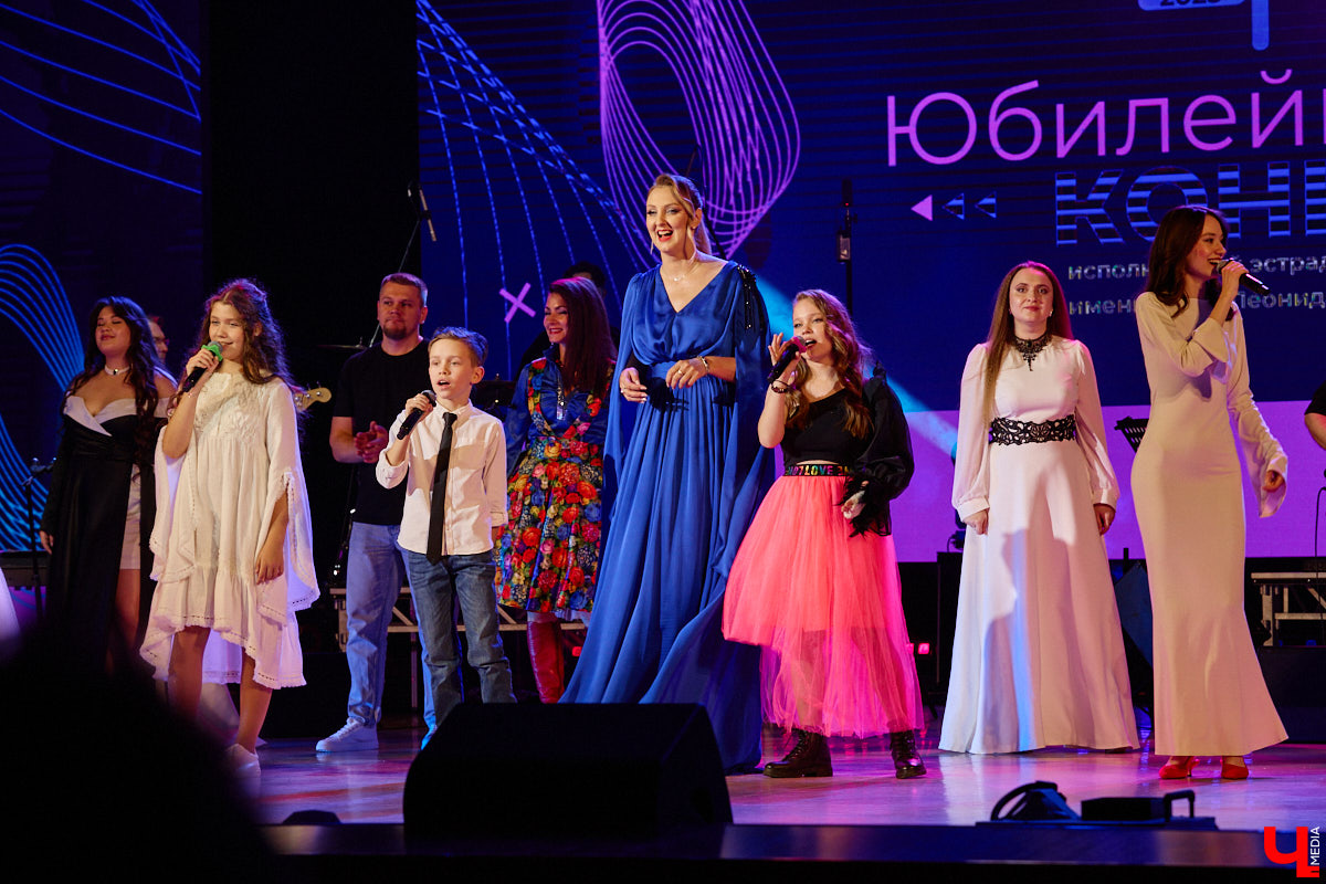 Вот и     отгремело десятилетие областного конкурса исполнителей эстрадной песни имени Леонида Дербенева «Поющая Губерния». Яркие номера, живое звучание артистов, очаровательный бэк-вокал и     настоящие профи в     мире музыки за     столом жюри     — всё это подарило море положительных эмоций гостям Областного дворца культуры и     искусства, на     сцене которого проходит фестиваль.