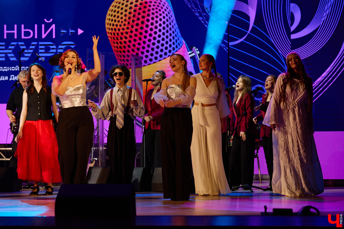 Вот и     отгремело десятилетие областного конкурса исполнителей эстрадной песни имени Леонида Дербенева «Поющая Губерния». Яркие номера, живое звучание артистов, очаровательный бэк-вокал и     настоящие профи в     мире музыки за     столом жюри     — всё это подарило море положительных эмоций гостям Областного дворца культуры и     искусства, на     сцене которого проходит фестиваль.