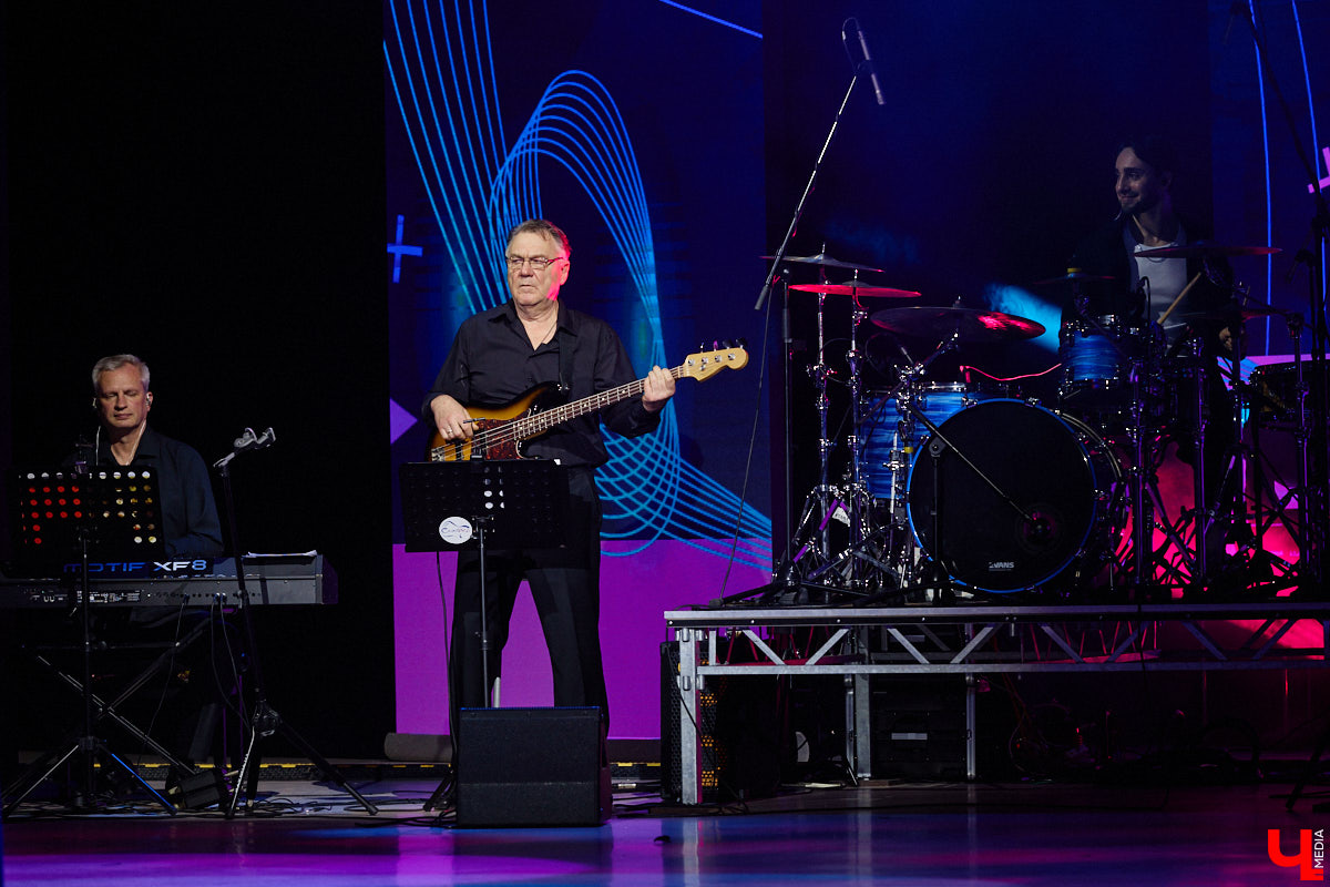 Вот и     отгремело десятилетие областного конкурса исполнителей эстрадной песни имени Леонида Дербенева «Поющая Губерния». Яркие номера, живое звучание артистов, очаровательный бэк-вокал и     настоящие профи в     мире музыки за     столом жюри     — всё это подарило море положительных эмоций гостям Областного дворца культуры и     искусства, на     сцене которого проходит фестиваль.