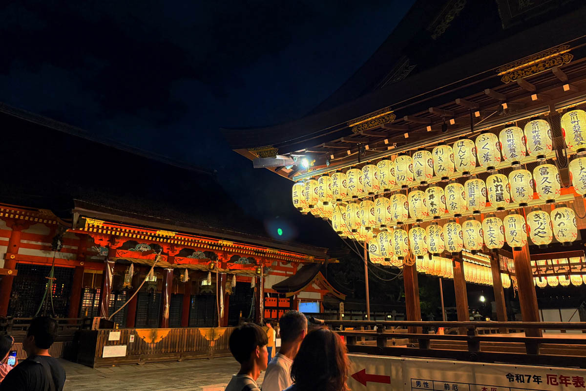 Погрузиться в мир волшебства не так уж сложно. Достаточно купить билет на самолет в Японию. В этом убедились владимирский фотограф Алиса Рунова и ее супруг Артем Баландин. Кроме местных сказочных храмов они побывали в парках развлечений, которые точно понравятся фанатам Гарри Поттера, а также любителям других известных фильмов, сериалов и видеоигр. Своими впечатлениями путешественники поделились с «Ключ-Медиа».