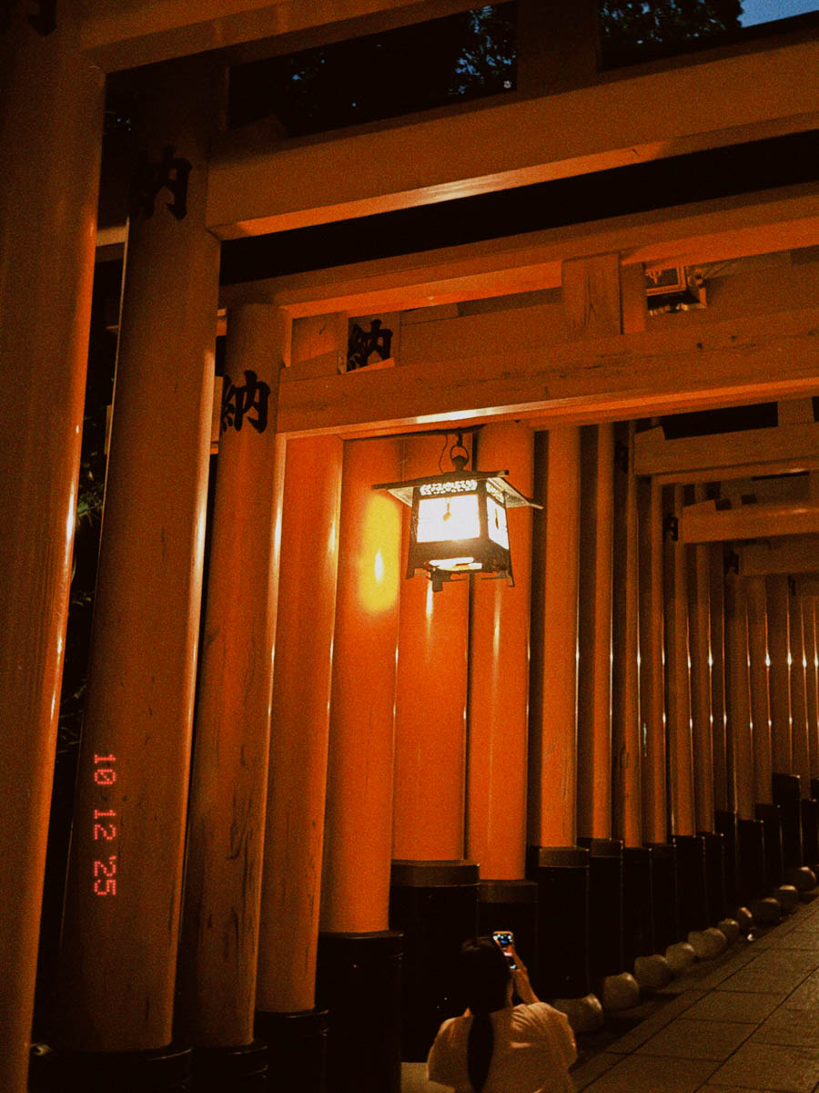 Погрузиться в мир волшебства не так уж сложно. Достаточно купить билет на самолет в Японию. В этом убедились владимирский фотограф Алиса Рунова и ее супруг Артем Баландин. Кроме местных сказочных храмов они побывали в парках развлечений, которые точно понравятся фанатам Гарри Поттера, а также любителям других известных фильмов, сериалов и видеоигр. Своими впечатлениями путешественники поделились с «Ключ-Медиа».