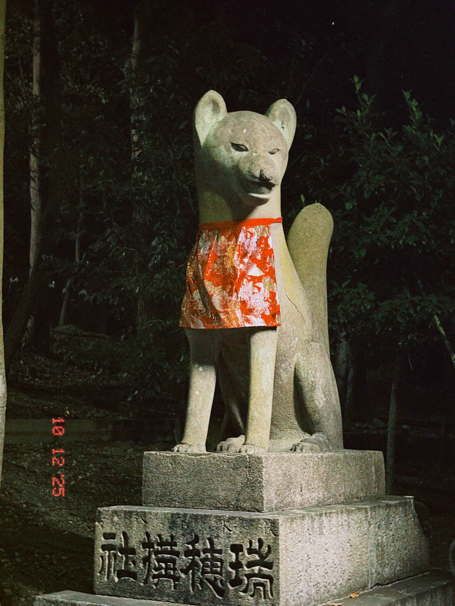 Погрузиться в мир волшебства не так уж сложно. Достаточно купить билет на самолет в Японию. В этом убедились владимирский фотограф Алиса Рунова и ее супруг Артем Баландин. Кроме местных сказочных храмов они побывали в парках развлечений, которые точно понравятся фанатам Гарри Поттера, а также любителям других известных фильмов, сериалов и видеоигр. Своими впечатлениями путешественники поделились с «Ключ-Медиа».