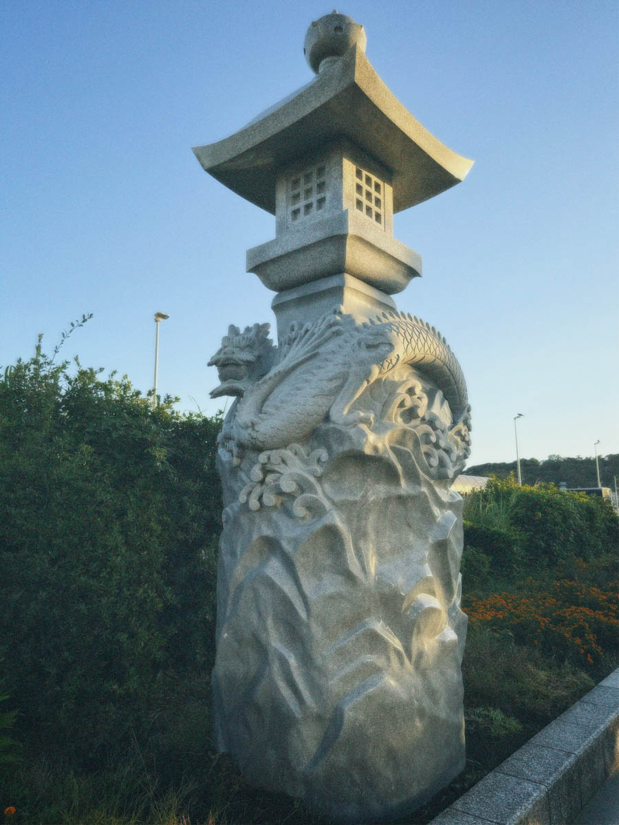 Погрузиться в мир волшебства не так уж сложно. Достаточно купить билет на самолет в Японию. В этом убедились владимирский фотограф Алиса Рунова и ее супруг Артем Баландин. Кроме местных сказочных храмов они побывали в парках развлечений, которые точно понравятся фанатам Гарри Поттера, а также любителям других известных фильмов, сериалов и видеоигр. Своими впечатлениями путешественники поделились с «Ключ-Медиа».