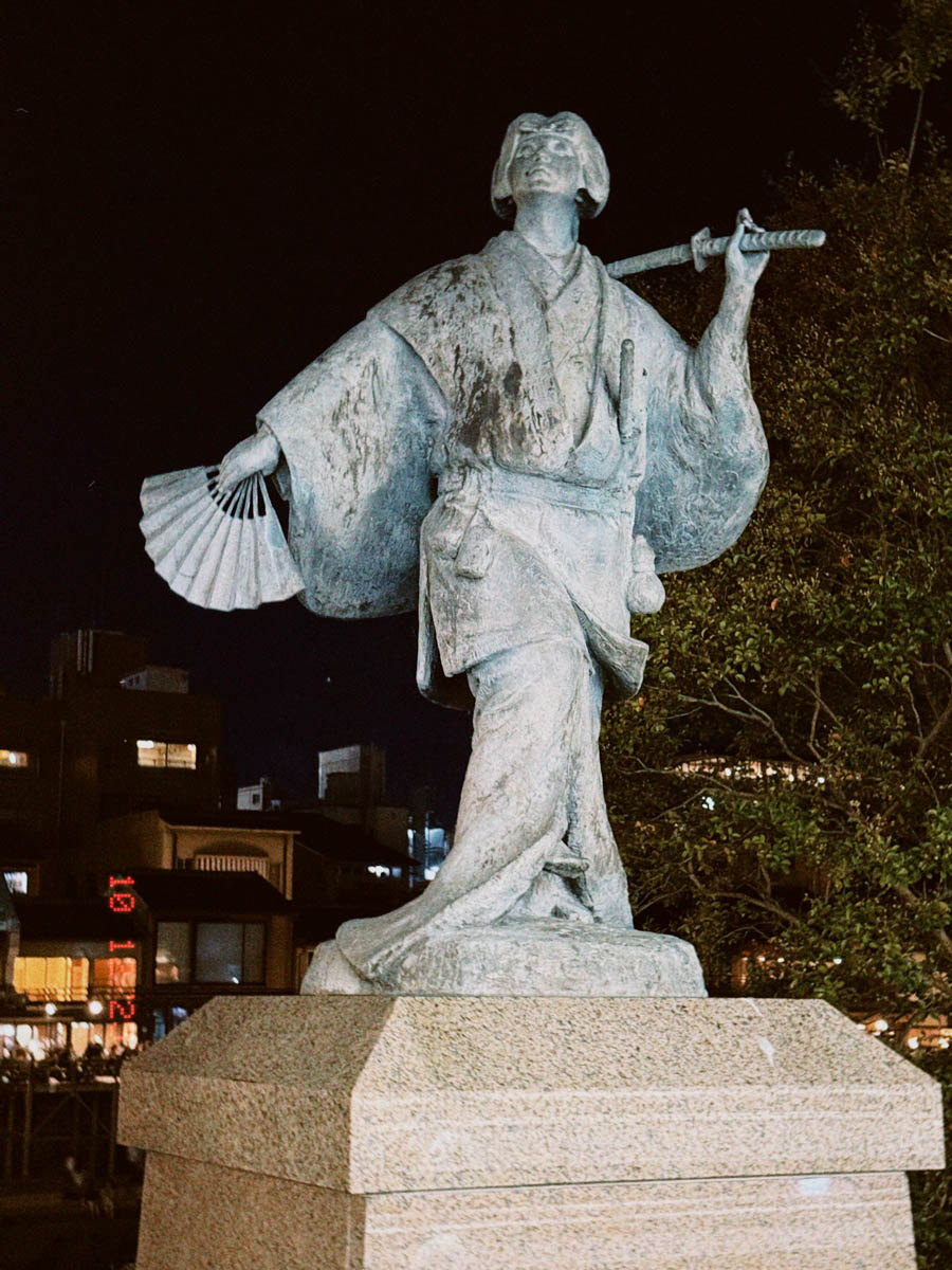 Погрузиться в мир волшебства не так уж сложно. Достаточно купить билет на самолет в Японию. В этом убедились владимирский фотограф Алиса Рунова и ее супруг Артем Баландин. Кроме местных сказочных храмов они побывали в парках развлечений, которые точно понравятся фанатам Гарри Поттера, а также любителям других известных фильмов, сериалов и видеоигр. Своими впечатлениями путешественники поделились с «Ключ-Медиа».