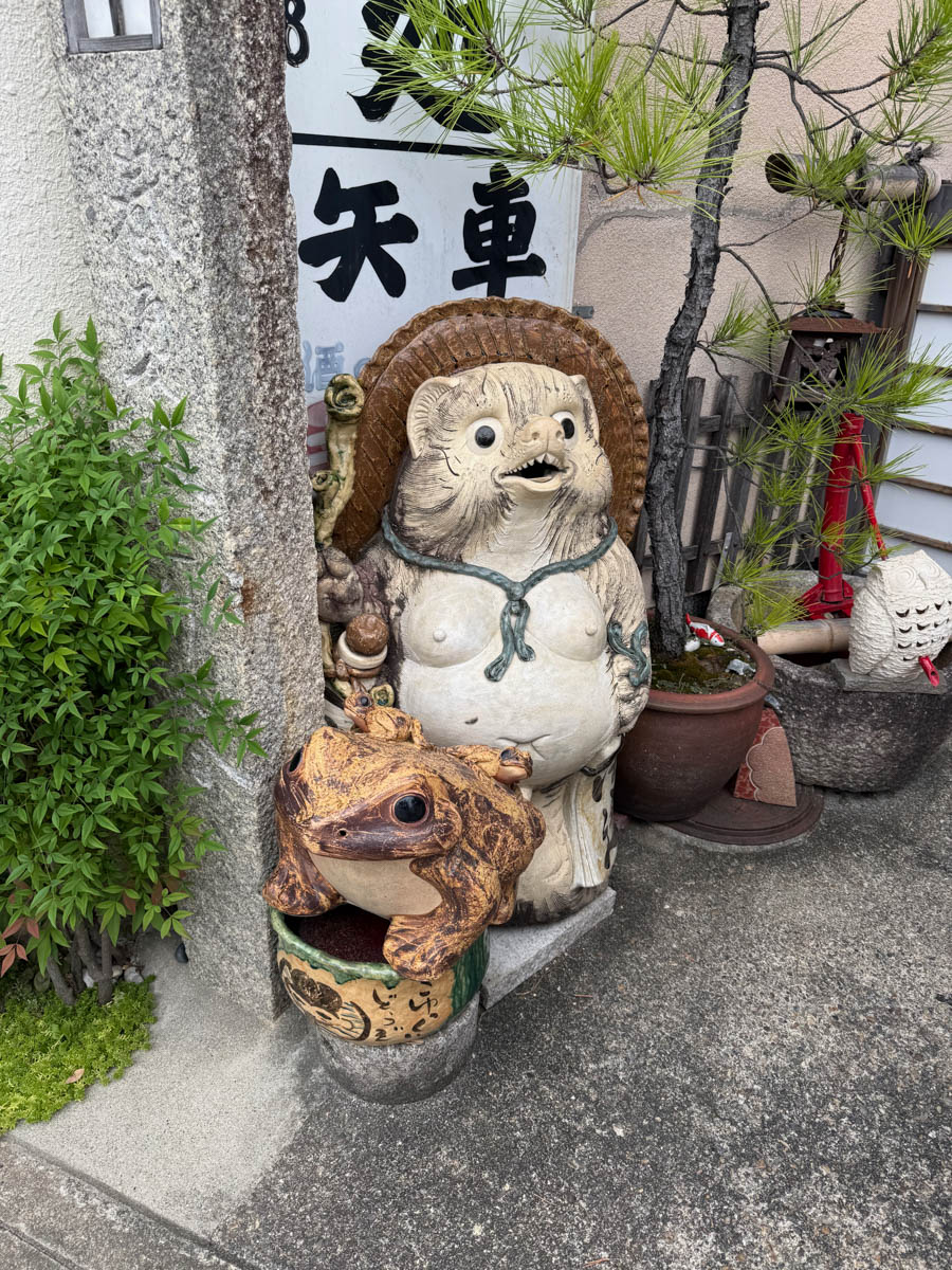 Погрузиться в мир волшебства не так уж сложно. Достаточно купить билет на самолет в Японию. В этом убедились владимирский фотограф Алиса Рунова и ее супруг Артем Баландин. Кроме местных сказочных храмов они побывали в парках развлечений, которые точно понравятся фанатам Гарри Поттера, а также любителям других известных фильмов, сериалов и видеоигр. Своими впечатлениями путешественники поделились с «Ключ-Медиа».