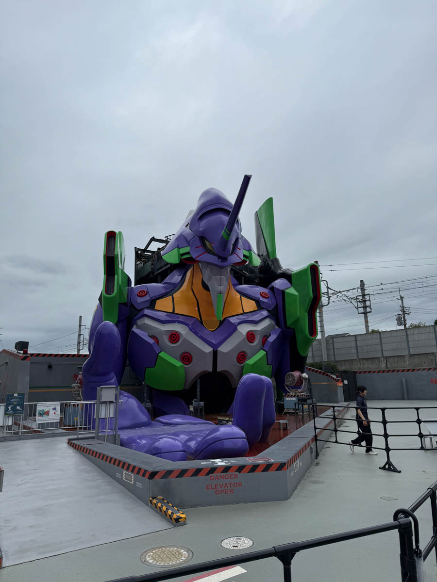 Погрузиться в мир волшебства не так уж сложно. Достаточно купить билет на самолет в Японию. В этом убедились владимирский фотограф Алиса Рунова и ее супруг Артем Баландин. Кроме местных сказочных храмов они побывали в парках развлечений, которые точно понравятся фанатам Гарри Поттера, а также любителям других известных фильмов, сериалов и видеоигр. Своими впечатлениями путешественники поделились с «Ключ-Медиа».